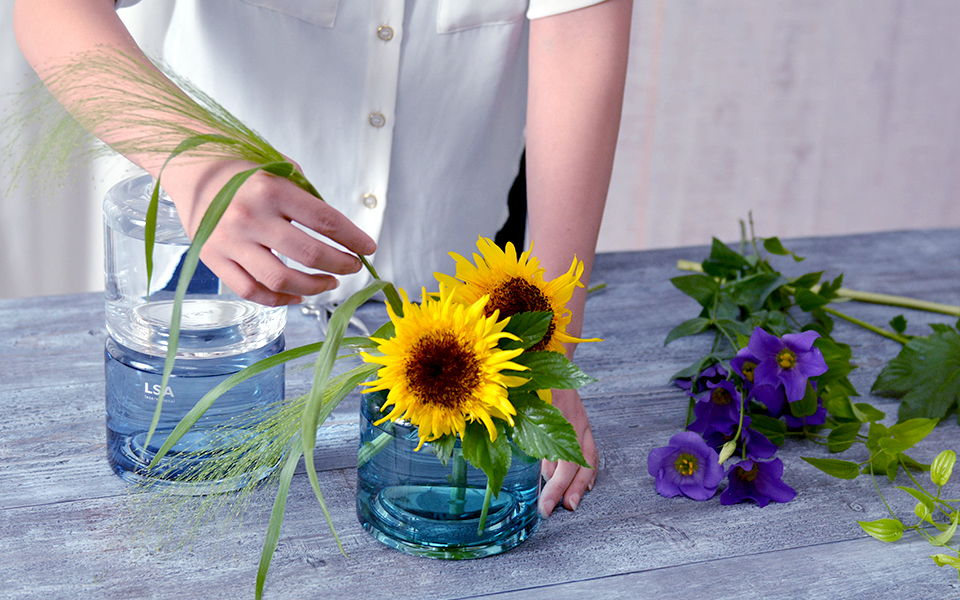 自宅で楽しむコラム「FLOWER STORY」「ヒマワリ」を涼やかに飾る｜フラワーギフト通販