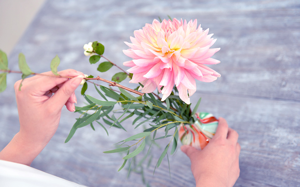 自宅で楽しむコラム「FLOWER STORY」個性的なフラワーベースに飾る｜フラワーギフト通販