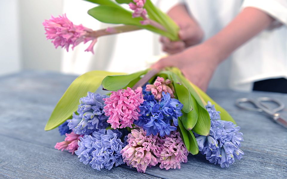 自宅で楽しむコラム「FLOWER STORY」春らしい香りの高い花を飾る｜フラワーギフト通販
