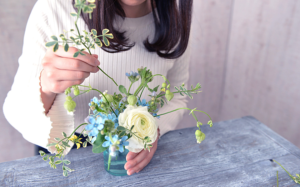 自宅で楽しむコラム「FLOWER STORY」「ライトブルー × ホワイト」で可憐なイメージに｜フラワーギフト通販