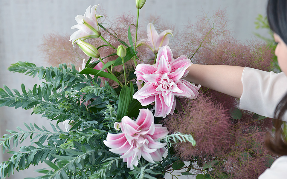 自宅で楽しむコラム「FLOWER STORY」「ユリ」をダイナミックに飾る｜フラワーギフト通販