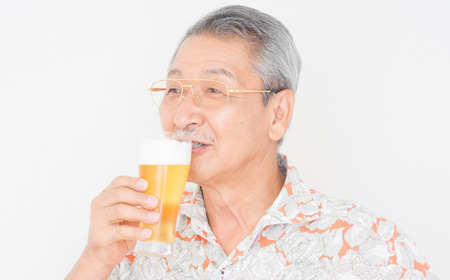 ビールを飲む男性