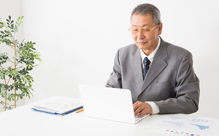 パソコンで仕事をする男性