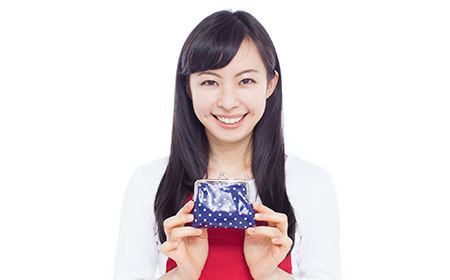 プレゼントを持つ若い女性