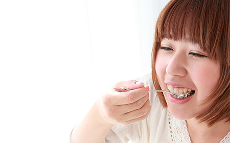 ケーキを食べる女性