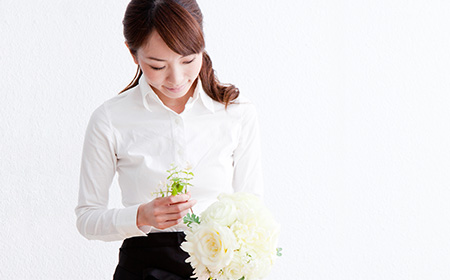 花束を作る女性