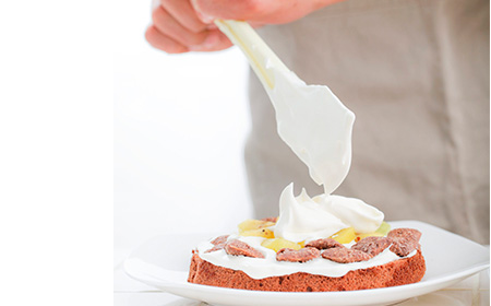 ホイップクリームでケーキをデコレーション