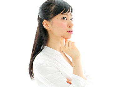 悩む女性