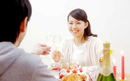 乾杯をする男女