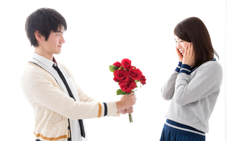 バラの花束を差し出す男性