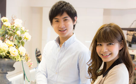 プレゼントを手渡す男性