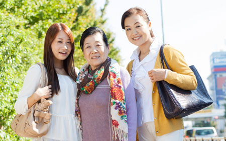 親子三代で出かける女性たち