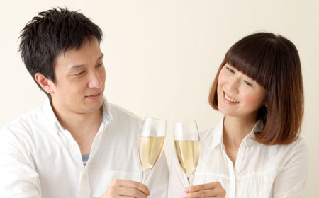 手をつないで散歩する熟年夫婦