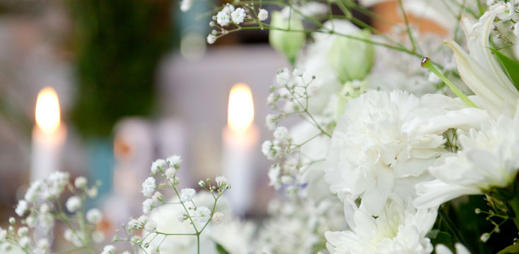 お葬式に供える供花の手配やマナーと相場