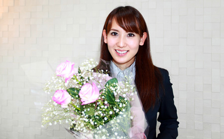 花束を持つ女性