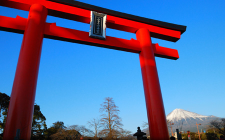 真っ赤な鳥居と富士山