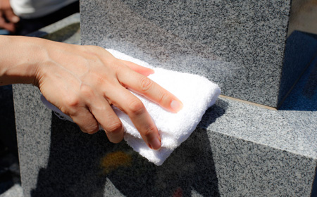 お彼岸でやること①お墓の掃除・お墓参り