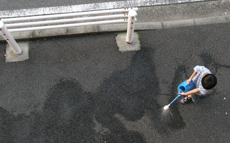 道路に水をまく