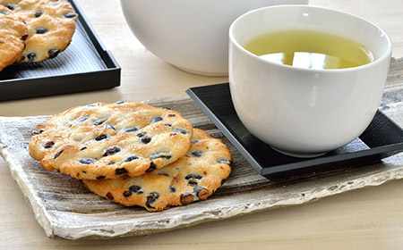 豆せんべいと緑茶