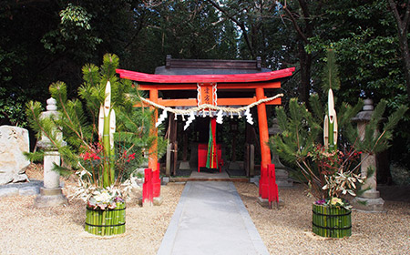 門松としめ縄のある神社の入り口