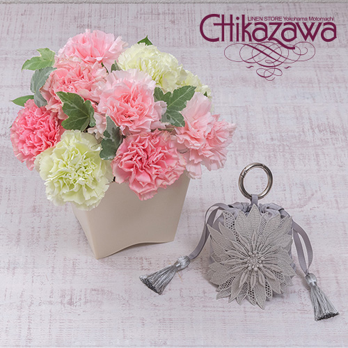 近沢レース店「ポケッタブルエコバッグ　グレージュ」とアレンジメント