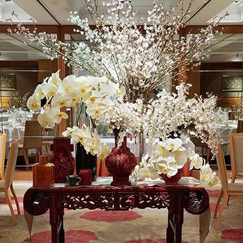 銀座アスター様で1977年より毎年開催される
賞味会、「名菜席」の会場装花