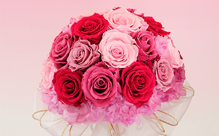 赤とピンクのバラのアレンジメント