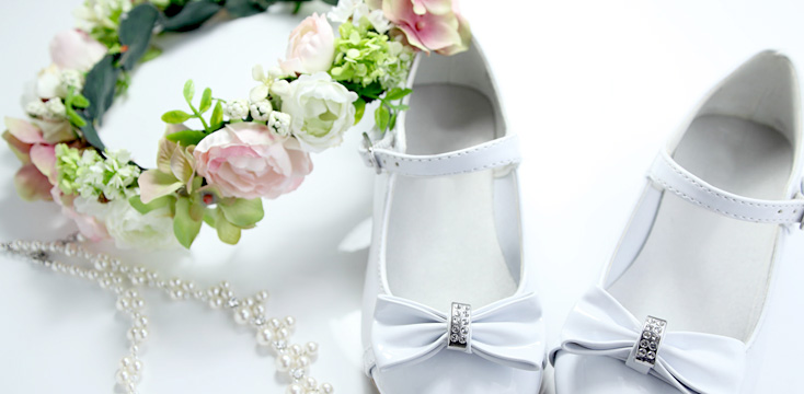 結婚式用の花冠（フラワークラウン）と白い靴