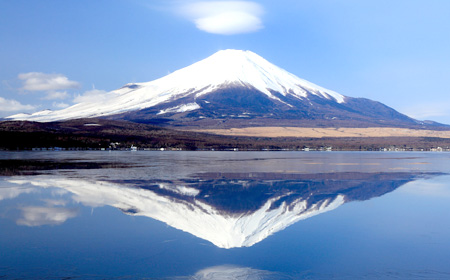 湖畔と逆さ富士