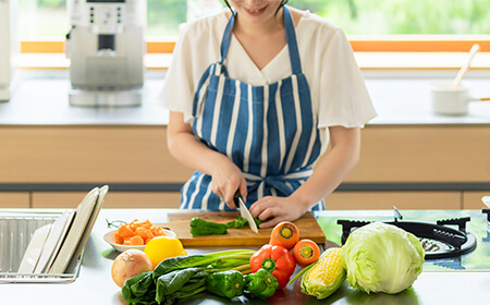 野菜を切る女性　キッチン　料理