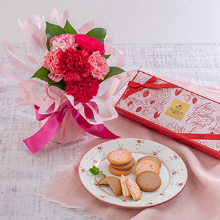 ゴディバ「あまおう苺クッキー アソートメント」とそのまま飾れるブーケのセット