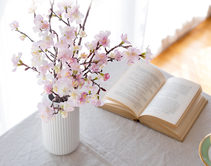 陶器の花瓶に飾られた桜